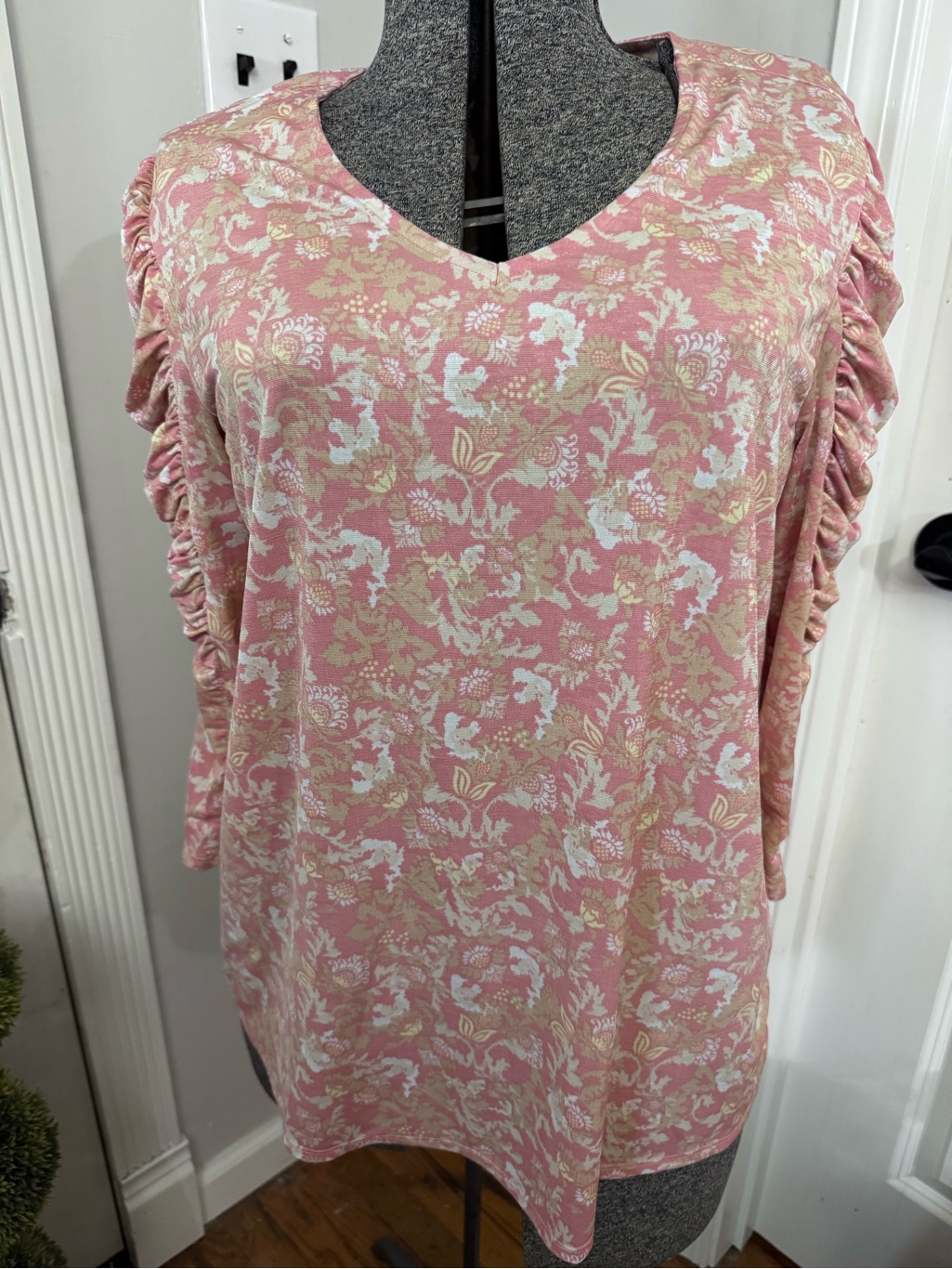 Women’s Cato V-Neck Knit Top With Ruched Puff Sleeves Medium